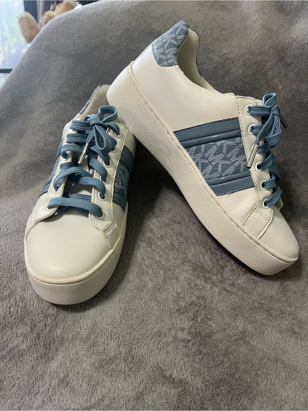 Michael Kors White and Dusty Blue Platform Sneakers Poppy logo lace up size 6M